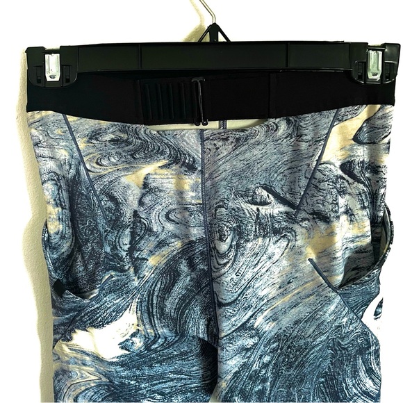 Lululemon Esker Tight in Lava Print Blue Denim Multi Size 4 EUC - Picture 12 of 13